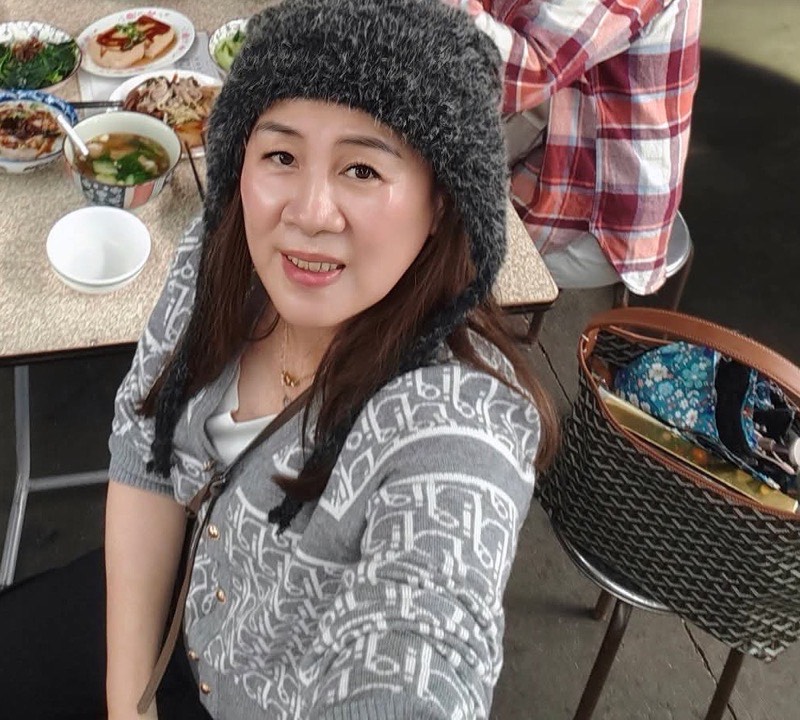 冠昀戴灰色毛帽參加大學同學會