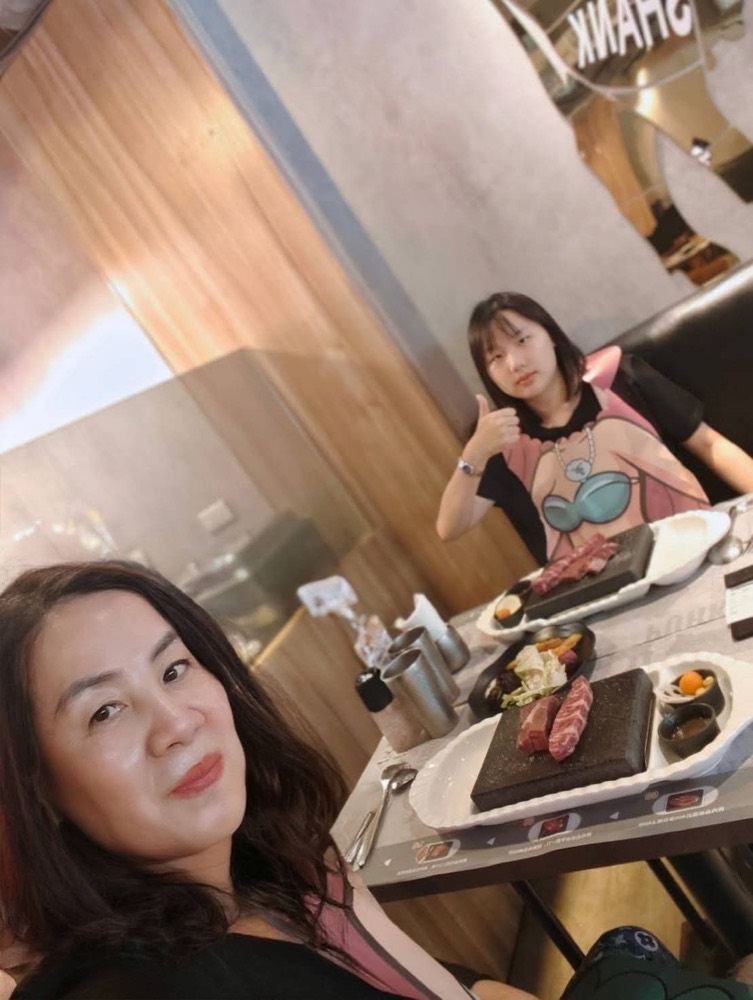 冠昀和剛從美國回來的女兒在台北吃牛排