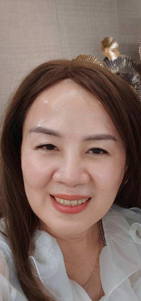 冠昀穿白色荷葉領上衣微笑