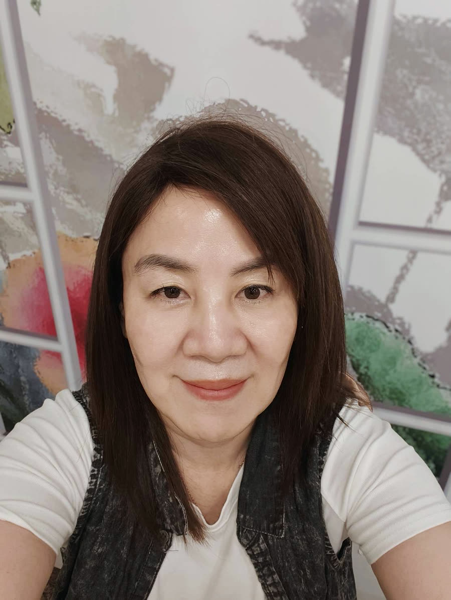 冠昀的近照,穿白色上衣微笑
